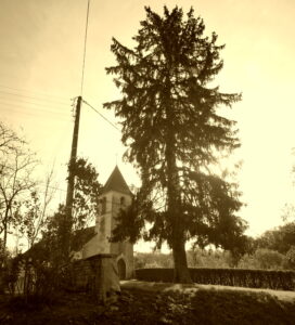 Un rayon de soleil automnal sur l'église de Courlans