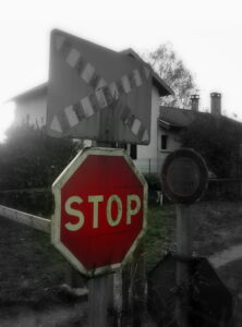 Un petit village plein de panneaux